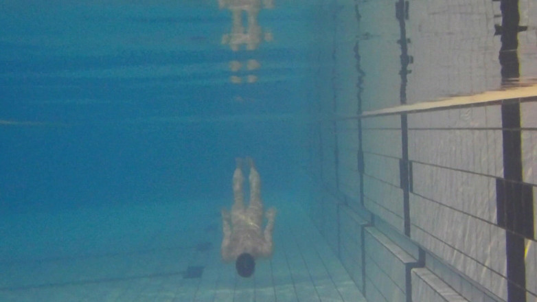 outdoor-fun: Krytý veřejný bazén Solo nesestříhaný nahý fit muž plavání