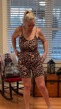 Nagie GILF Model Dani D Dojrzałe Try on (ciasny fioletowy body, Body Leopard Print)