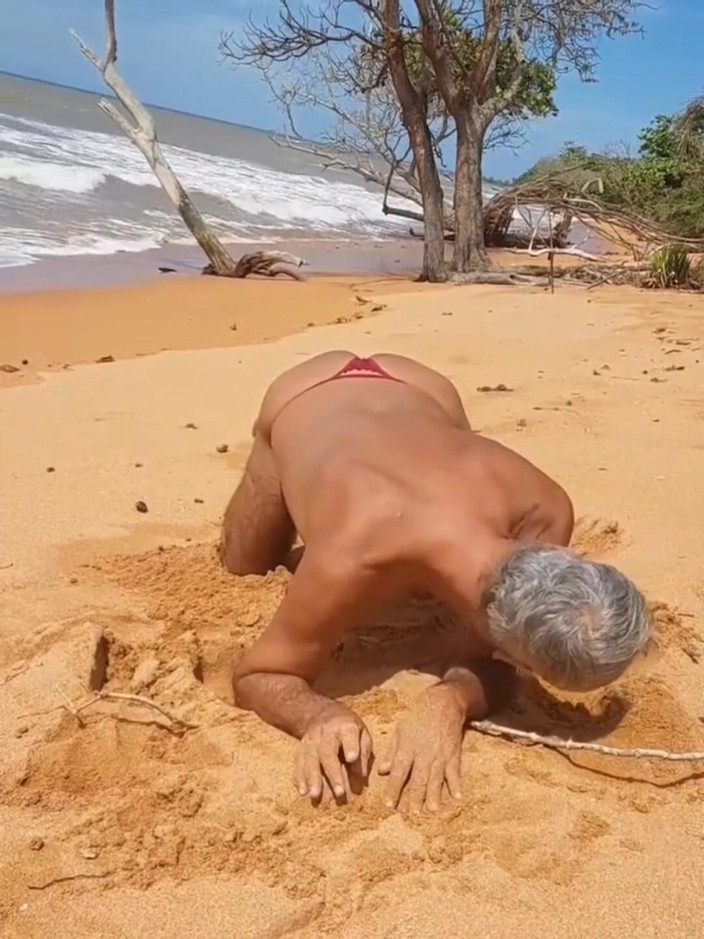 Ladysilvas: Ladysilva in mutandine rosse sulla spiaggia mostra il suo culo...