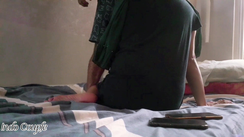 Indo Couple: Ragazza musulmana hijab sorpresa a fare sesso in camera