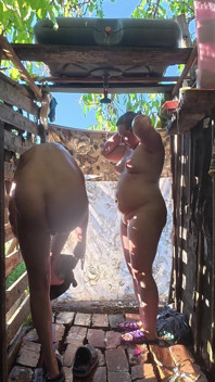 Casal Ao Ar Livre No Chuveiro