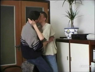 STRAIGHT BOY CURIOUS: Yougn straigth приймає на себе смоктання його другом