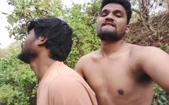 दो बाइक मैकेनिक सड़क पर रुककर जंगल आ रहे हैं और सुंदर युवा लड़के को चोद रहे हैं।