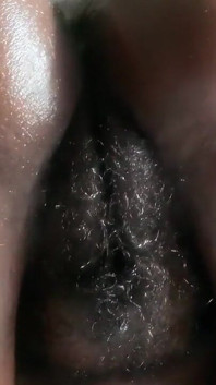 Sexy harig zwart poesje allemaal in je gezicht