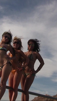 Trois Filles En Bikinis Sur Un Sommet De Montagne Se Déshabillent Et S’amusent