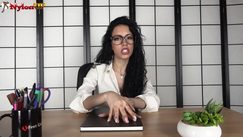 FootFetish Girls With Sex Toys and Nylons: Die lockige chefin bestraft ihre geile sekretärin mit einer sinnlichen...