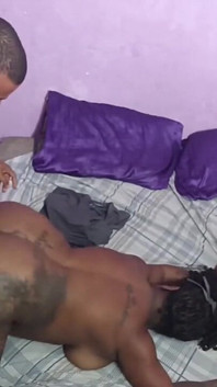 Chupa la carioca y levanta semen en el coño