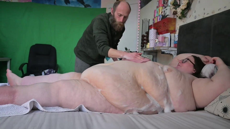 SSBBWLadyBrads: Grandota y esclava en el baño de cama divertida - parte 2