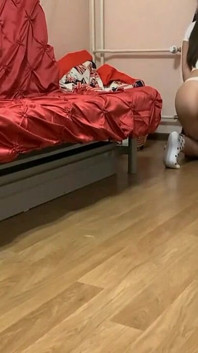 E suo marito guarda
