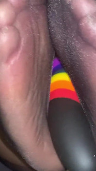 Pieprzę moją cipkę w czarnych rajstopach i ogromnym dildo