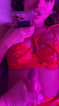 레드 라텍스는 라티나 미아닌과 함께 정액 청소를 무시합니다