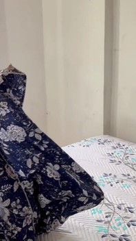 자지를 위해 도착한 판매자와 나는 그를 네 명 위에 올려놓는다