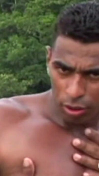 Une jumelle latino se fait baiser sans capote par un ami