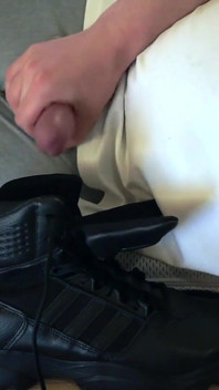 Pancutan mani ke dalam Adidas saya gsg 9 but