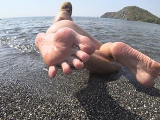 Nylondeluxe: 해변에서 맨발로 노는 젖은