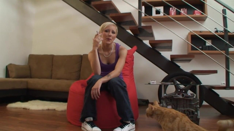 Facial flavor: Blonďatá dívka sedí na gauči a kouří cigaretu