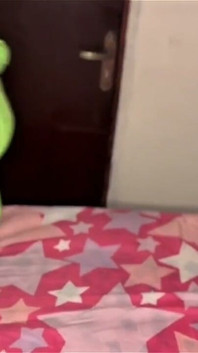 Sie verführt den Postboten und gibt einen erstaunlichen blowjob.