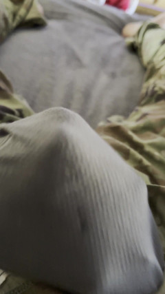 Gay Soldier Stuff: Legersoldaat trekt zich af in ocps en druipt van voorvocht...