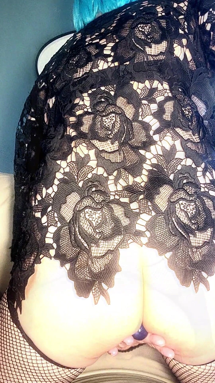 kandiKane: Sissy đĩ kandi chơi với mông của cô ấy trên chiếc ghế...