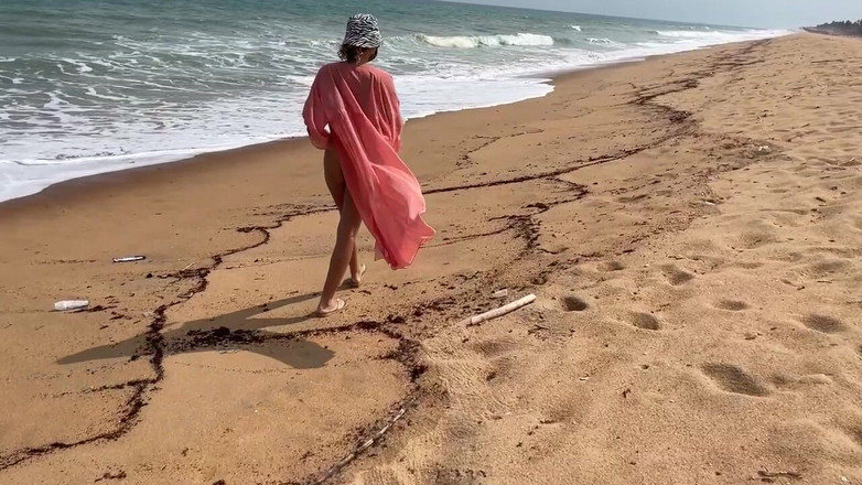 Batty Lux: Berjalan dan berjemur telanjang di pantai