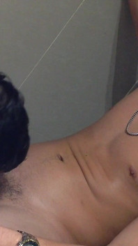 Markus si cewek sange lagi asik nyepong kontol sambil duduk di toilet
