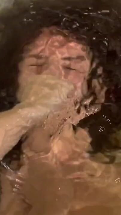 Hottie goddess: sinking byooti: paani ke niche aayojit, hava ke lie bhikh...