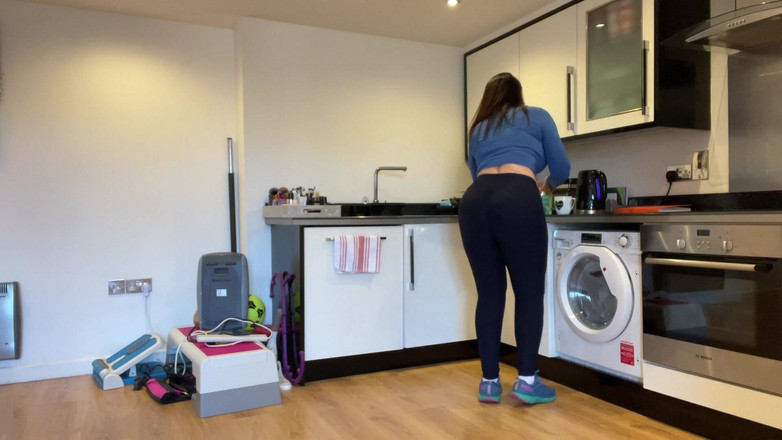 Sophie James: Assistindo a madrasta desesperada mijando na buceta peluda !!