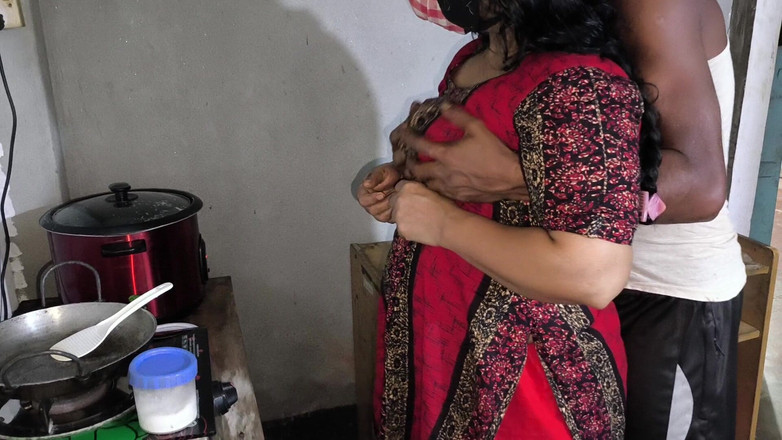 SAFI TV: मेरी सौतेली आंटी खाना बना रही थी इसलिए मैंने उसे गले लगाया और उसे गांड में चोदना शुरू कर दिया।