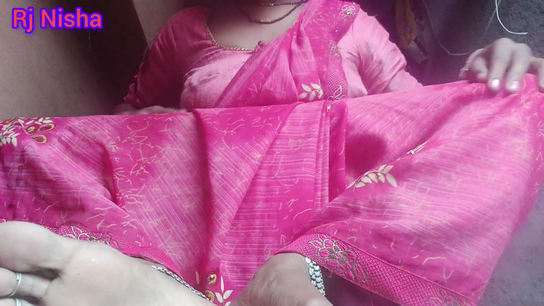 RJ NISHA: Indische huisvrouw Rj Nisha solo spelen met zaklamp