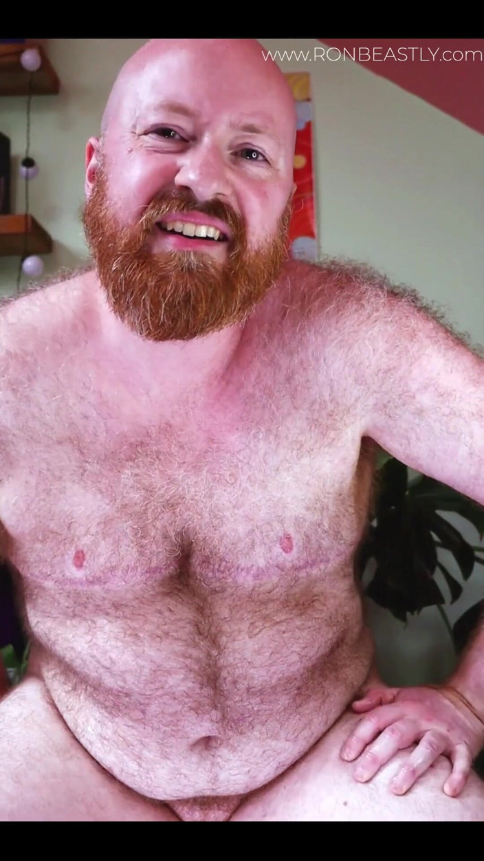 RonBeastlyFTM: Behaarte Ftm reitet einen stuhldildo