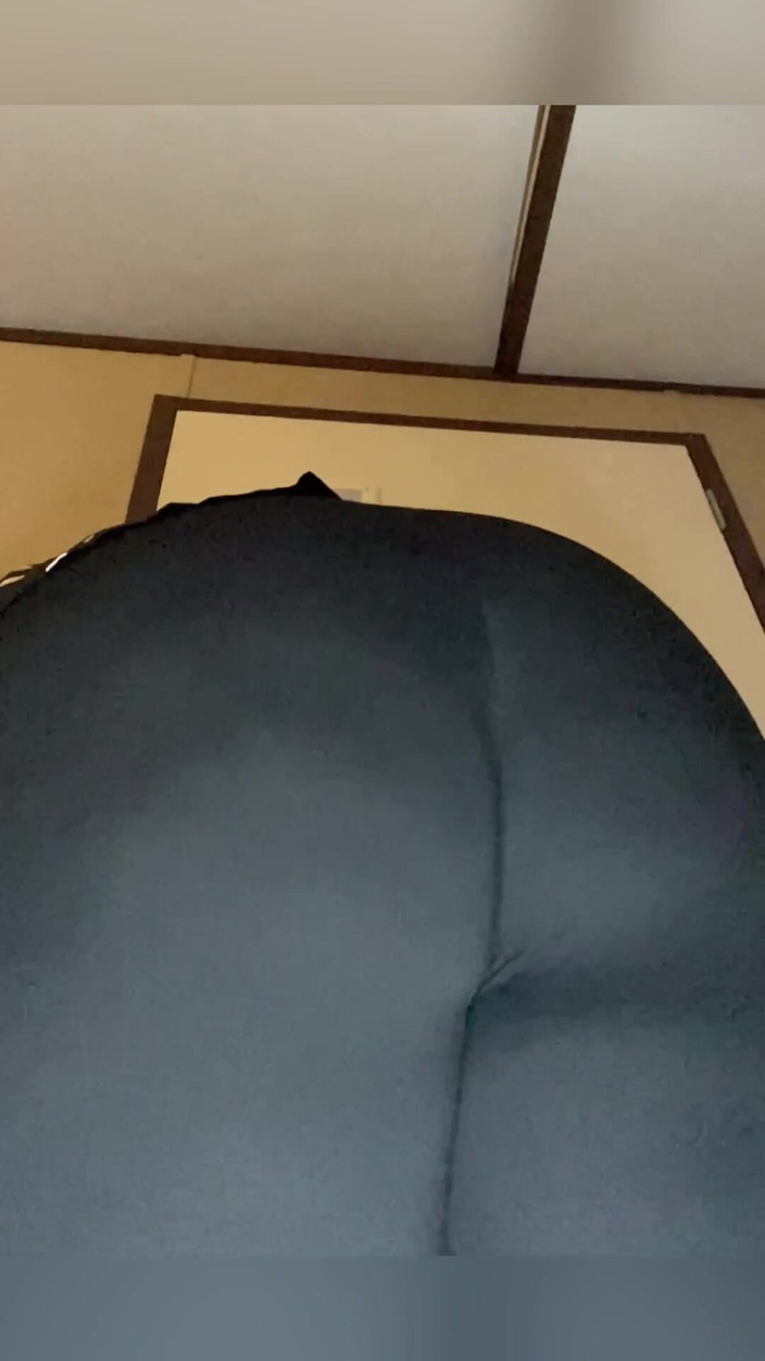 BellaBlast: Bunda cai e dá tapa em leggings enquanto está em...