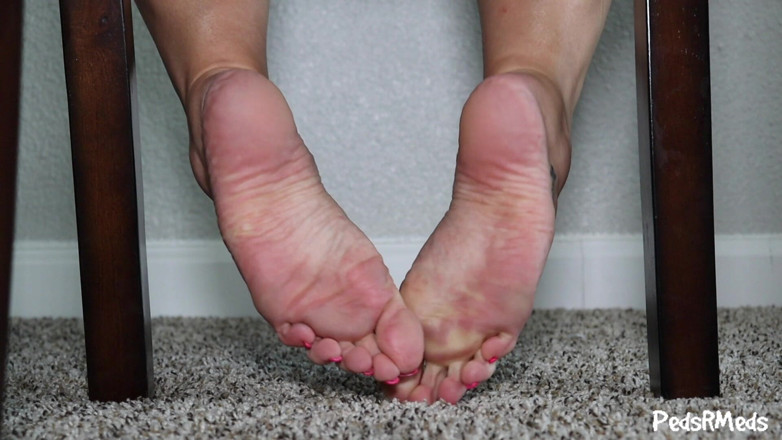 PedsRMeds: Queste dolci suole piedini nude sotto la sedia