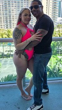 Příchod do Ameriky pro King Cobras Big Dick: UK Starlet April Velvet Se setkává s Cobra
