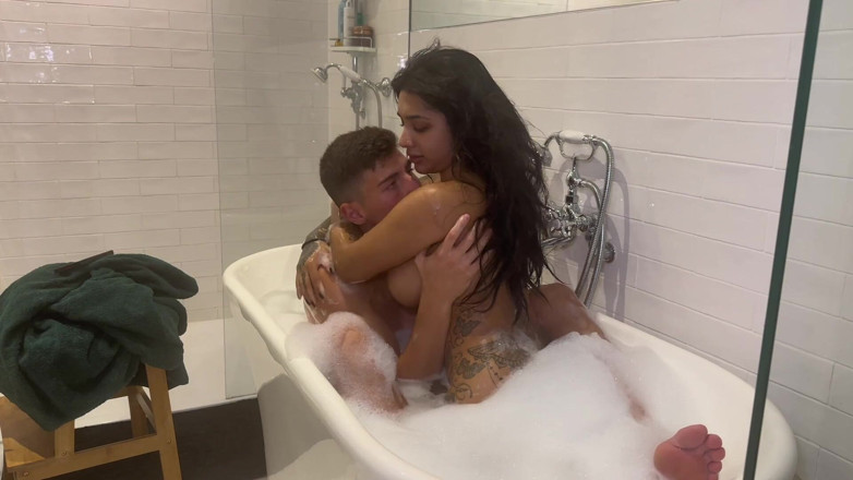 Yasmina and Brady: Plaisir Sensuel Dans Le Bain Chez Moi - Yasmina Khan