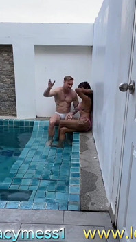 Sexy Feminine Ladyboy je ošukaná venku bwc pornohvězdou s velkým zadkem
