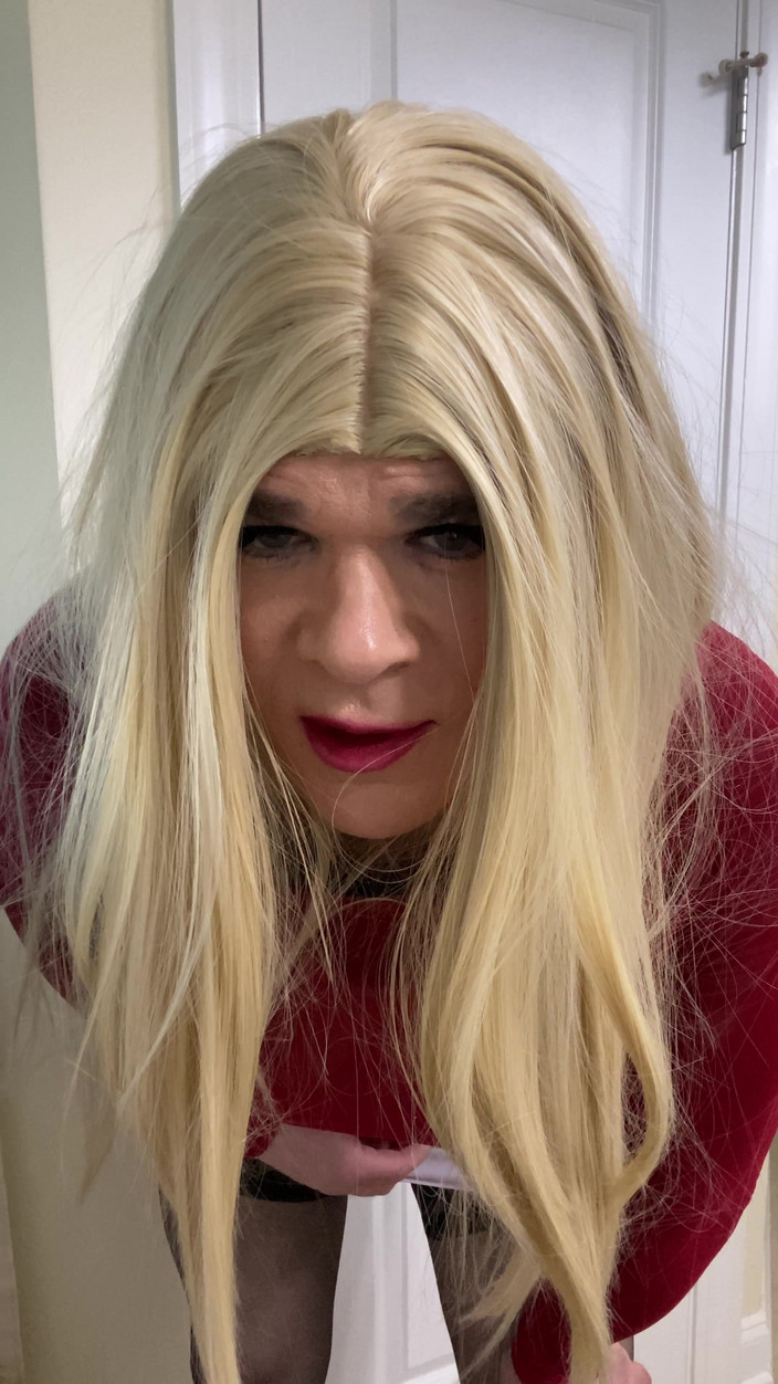 MadisonCD2025: Siyah kalçalı orta yaşlı seksi kadın yüksek çoraplı ve topuklu ayakkabılarla...