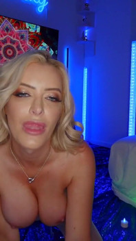 Creampie för bystig blond milf