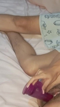 Deixe sua namorada ajudá-lo a colocar um vibrador na buceta