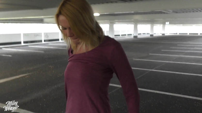 Miley Weasel: Blonde Jerman Miley Weasel dikongkek dubur di parkinglot