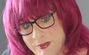 Juniperberi29: Melancap dalam skirt mini hitam