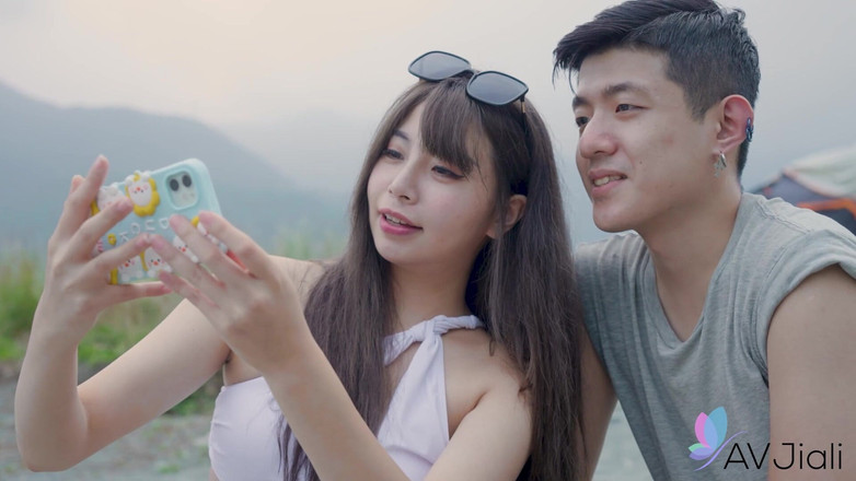 AV Jiali: Ranako a přátelé jedou kempovat a ona skončí šukáním ve stanu
