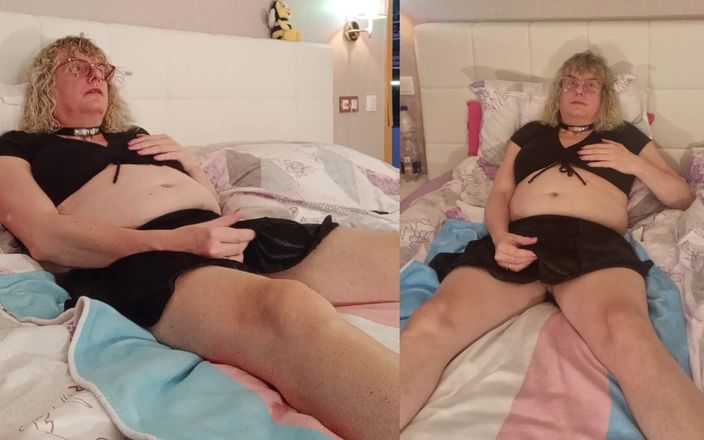 TSLillySophie: Ts lilly sophie bermain dengan girlsdick-nya di tempat tidurnya