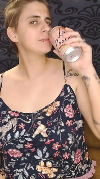 Los fuertes eructos gruesos y espumosos con sabor a agua con sabor a gas de Abby