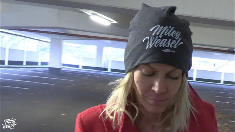 Miley Weasel: Arrapata bionda scopa fusto scopata nel garage