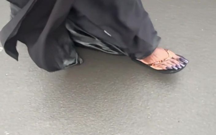 Goddess Akasha: Kuku panjang dan sandal jepitan di tengah hujan