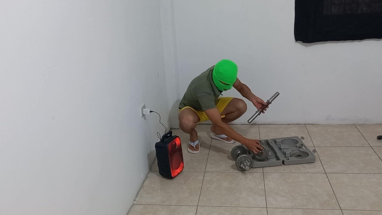 Martin13: 我正在做身体活动，我的继母来勾引我并抚摸我的肌肉