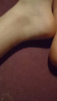 Hermosas piernas blancas de las que me quito los calcetines