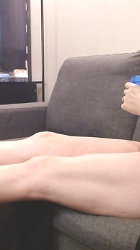 Le gambe lunghe e i tacchi sexy con uno strappo d'argento