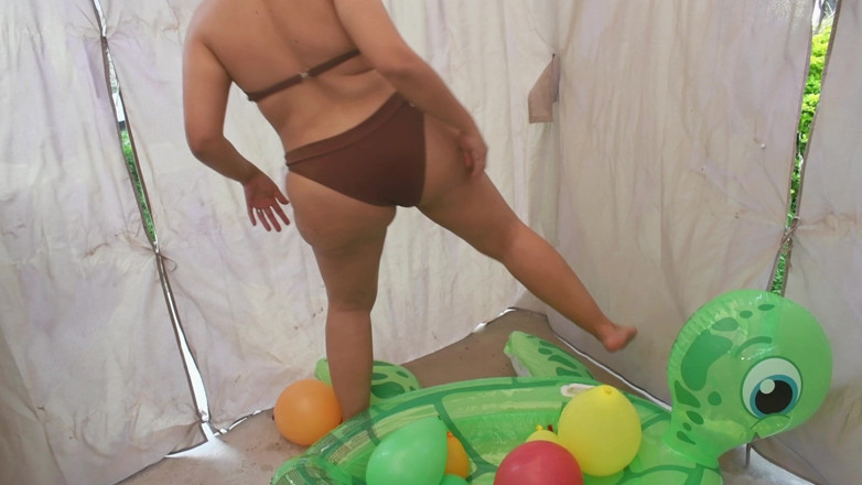 melu_world: Popping on Me Vodou naplněné balónky Venku - Bunny Looner