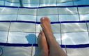 Fetish intimmedia: पूल में पैरों से कामुकता का खेल